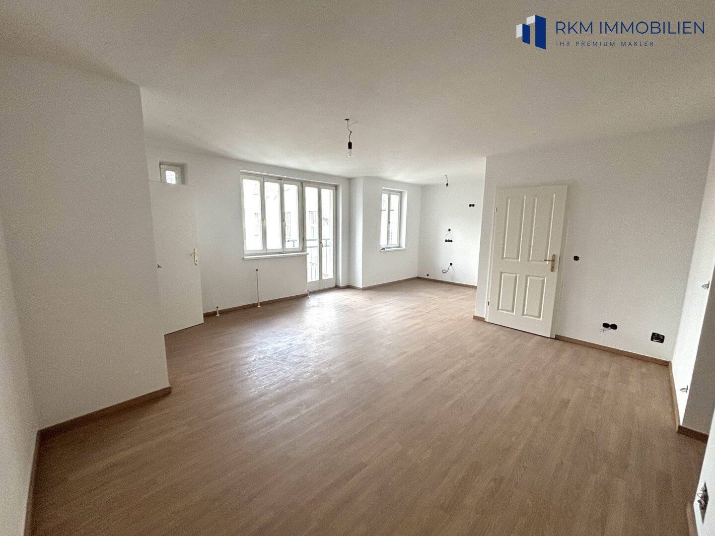 Renovated attic apartment with city view near main station