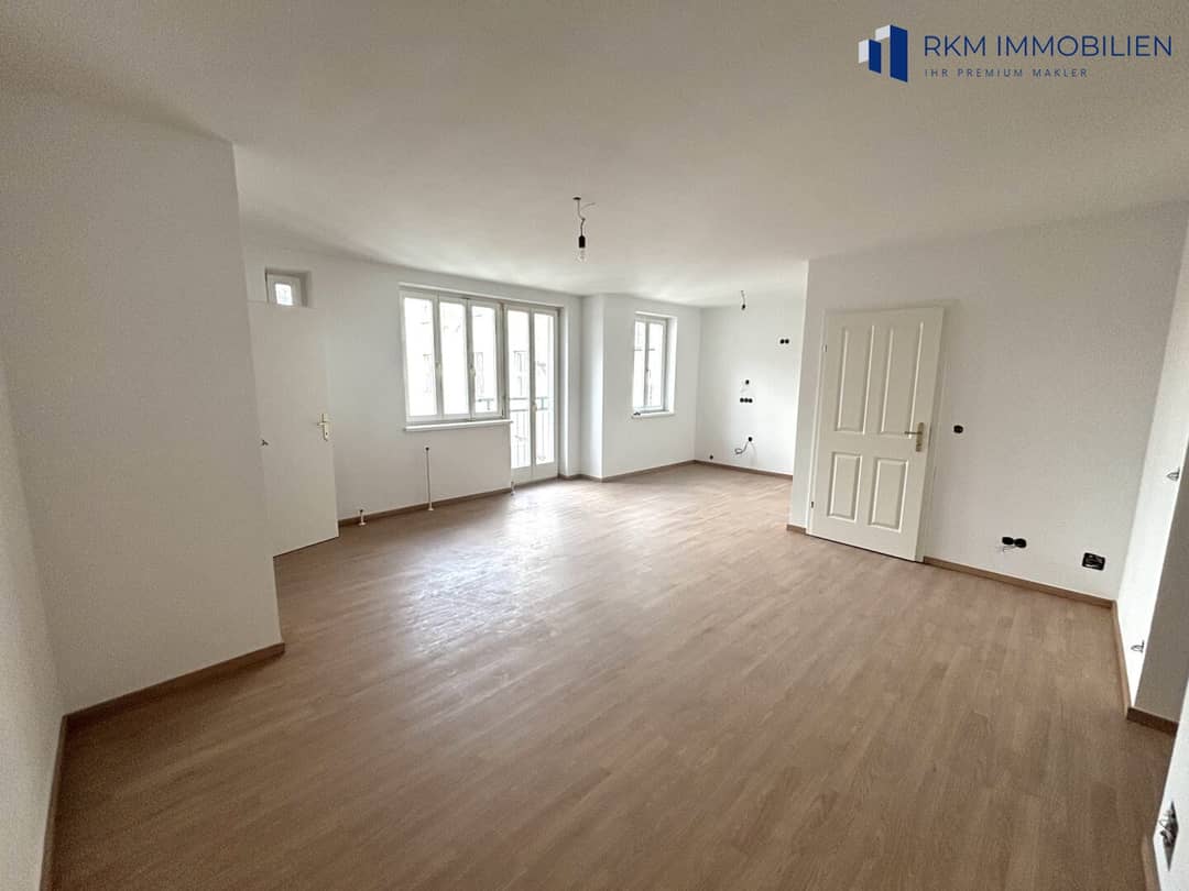 Renovierte Dachgeschosswohnung mit Stadtblick und Aufzug