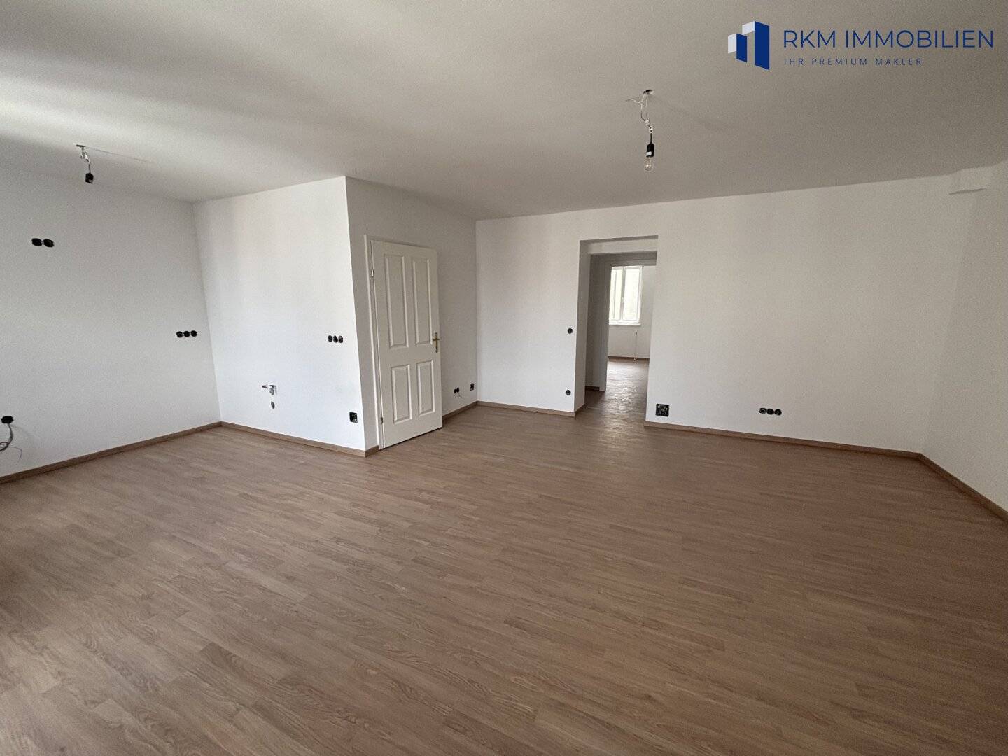 Renovated attic apartment with city view near main station