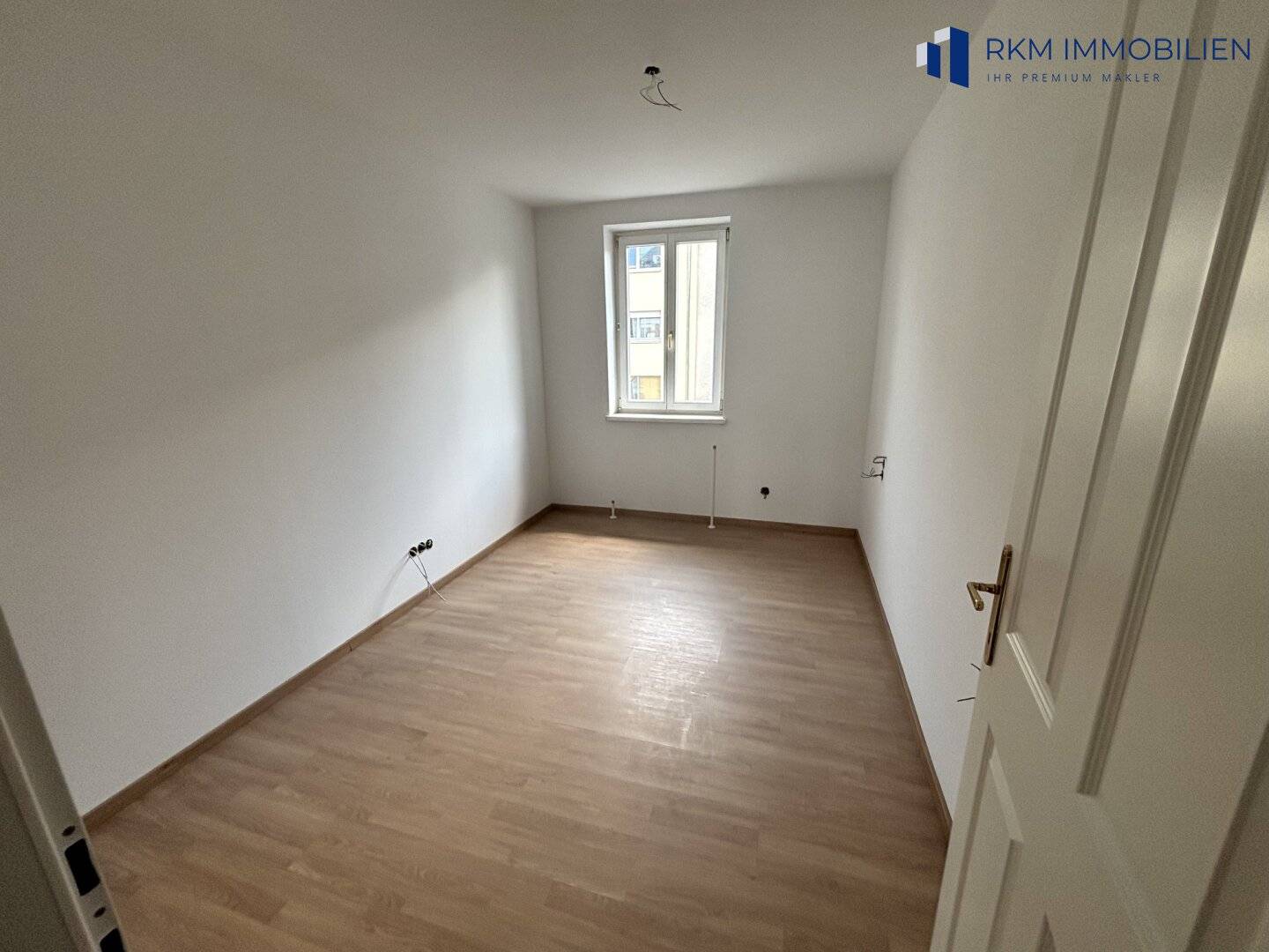 Renovated attic apartment with city view near main station