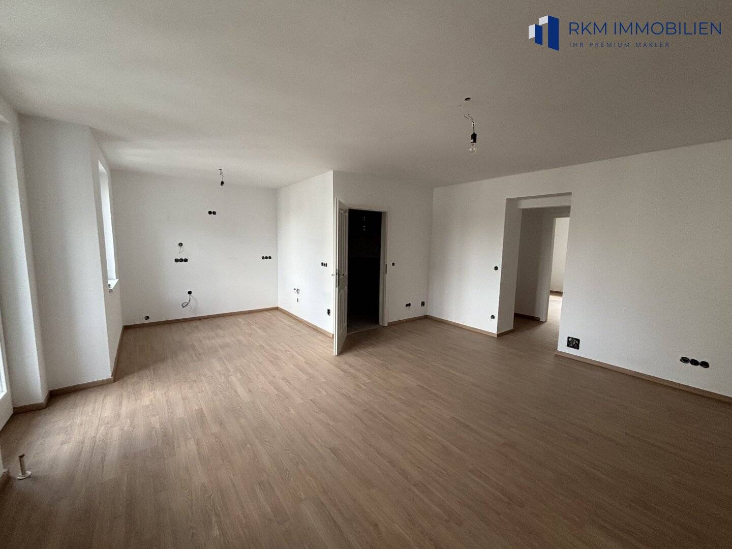 Renovated attic apartment with city view near main station