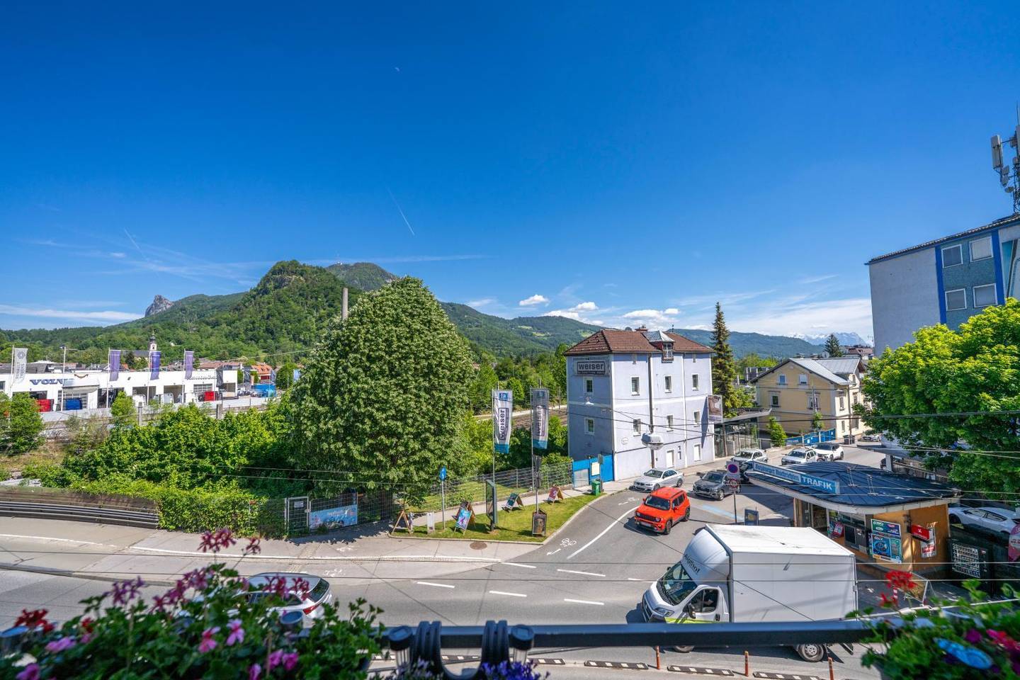 Apartment with Gaisberg View and Balcony near S Bahn