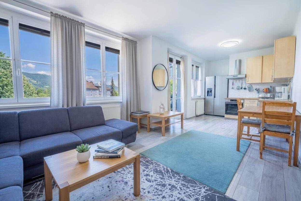Apartment with Gaisberg View and Balcony near S Bahn