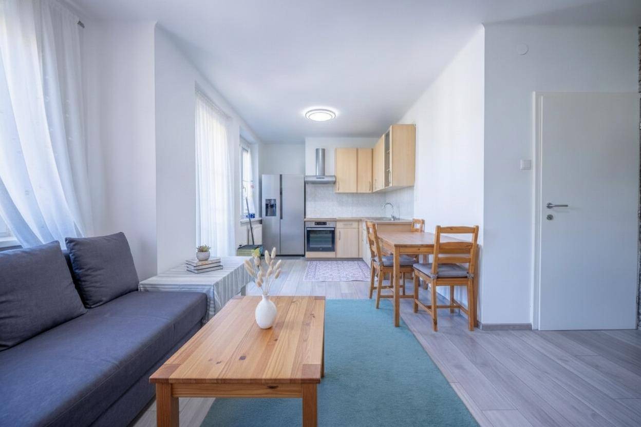 Apartment with Gaisberg View and Balcony near S Bahn