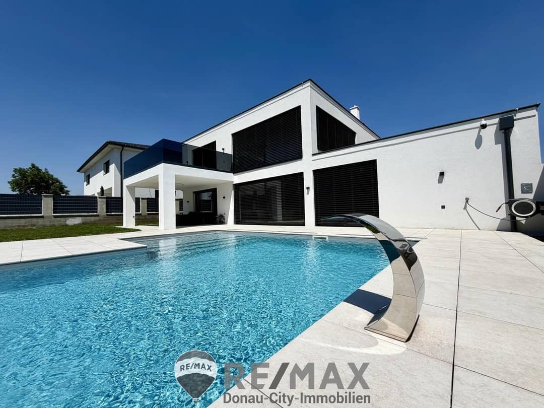 Moderne Villa mit Pool in Schwadorf