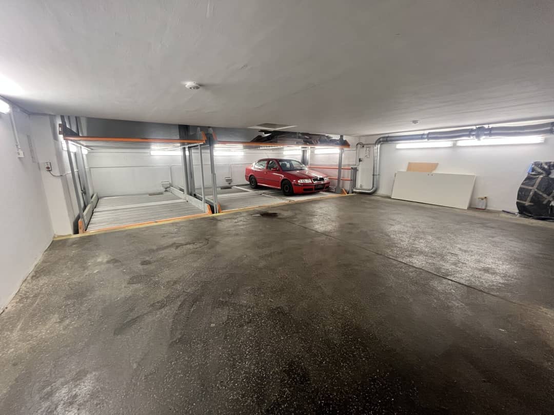 Practical Garage Parking Space in Hernals