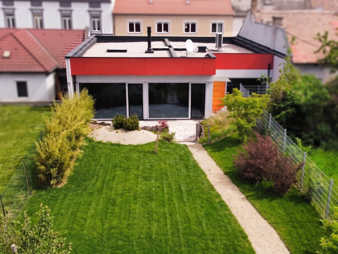 Modernes Neubauhaus mit Deckenheizung und Kühlung in zentraler Lage