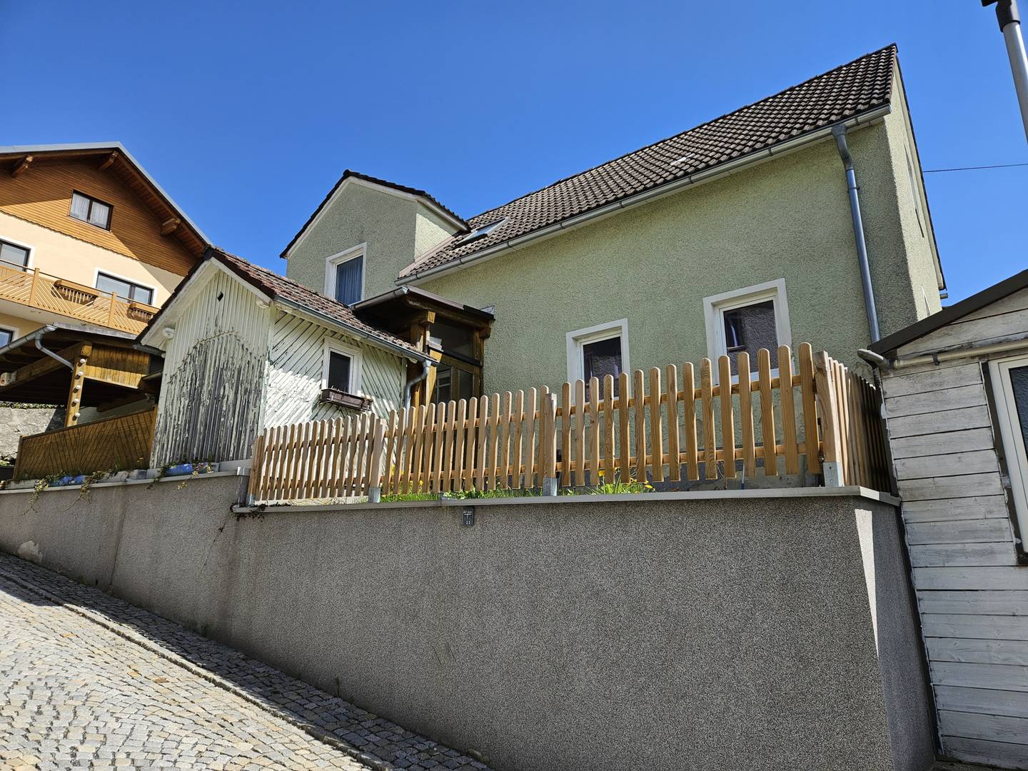Charming market house with carport and garden in a central location