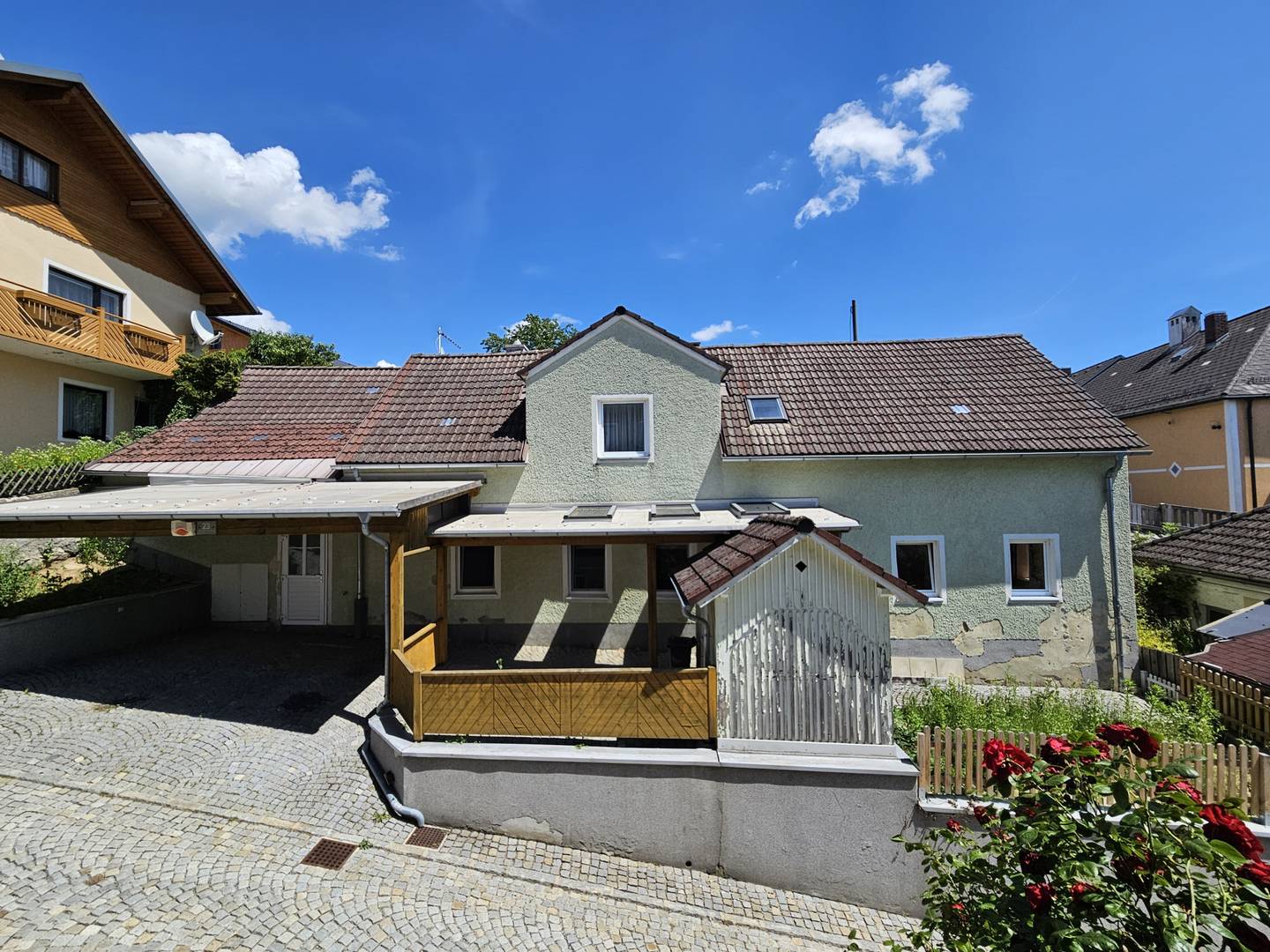 Charming market house with carport and garden in a central location