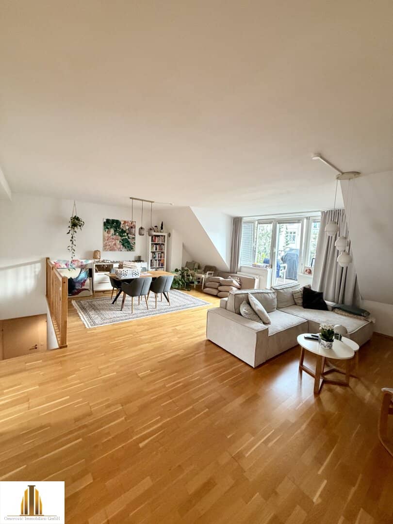 Ruhige Dachgeschosswohnung mit Terrasse nahe U-Bahn