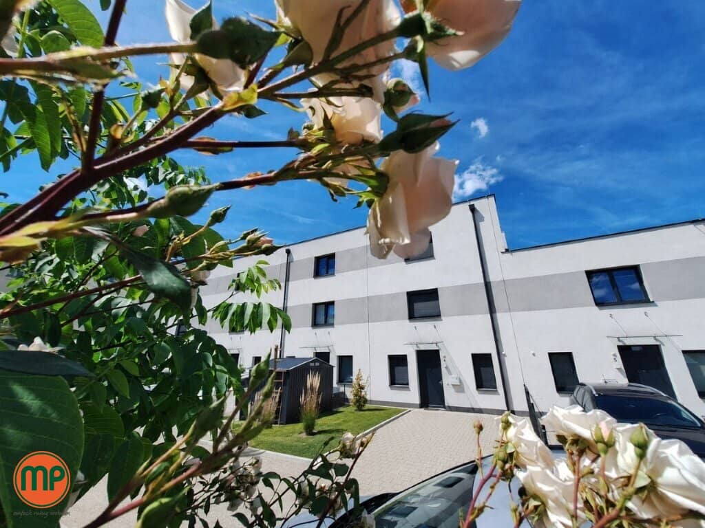 Modernes Reihenhaus mit Dachterrasse und Garten in Felixdorf
