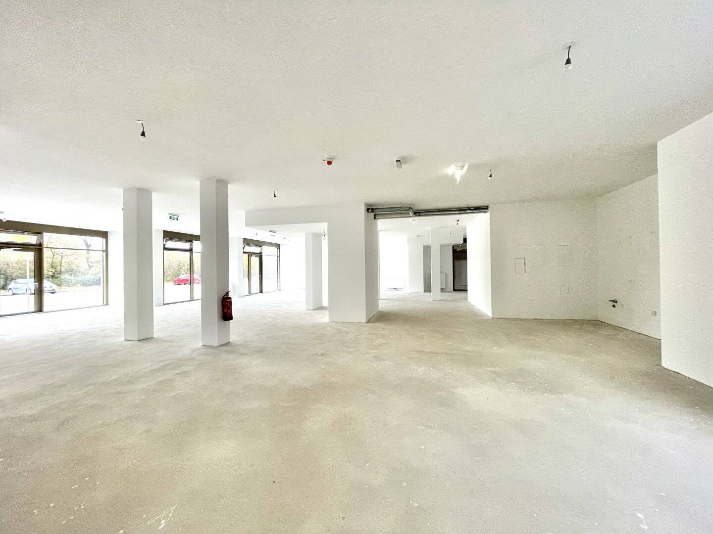 Commercial space with terrace at Badeteich Hirschstetten