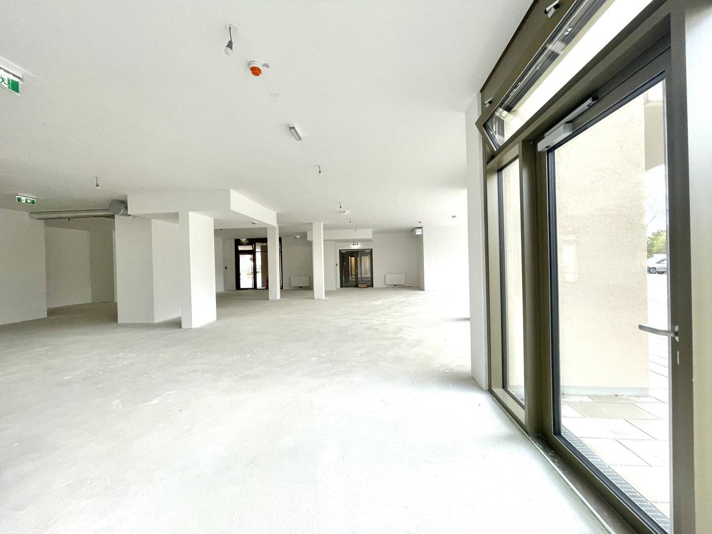 Commercial space with terrace at Badeteich Hirschstetten