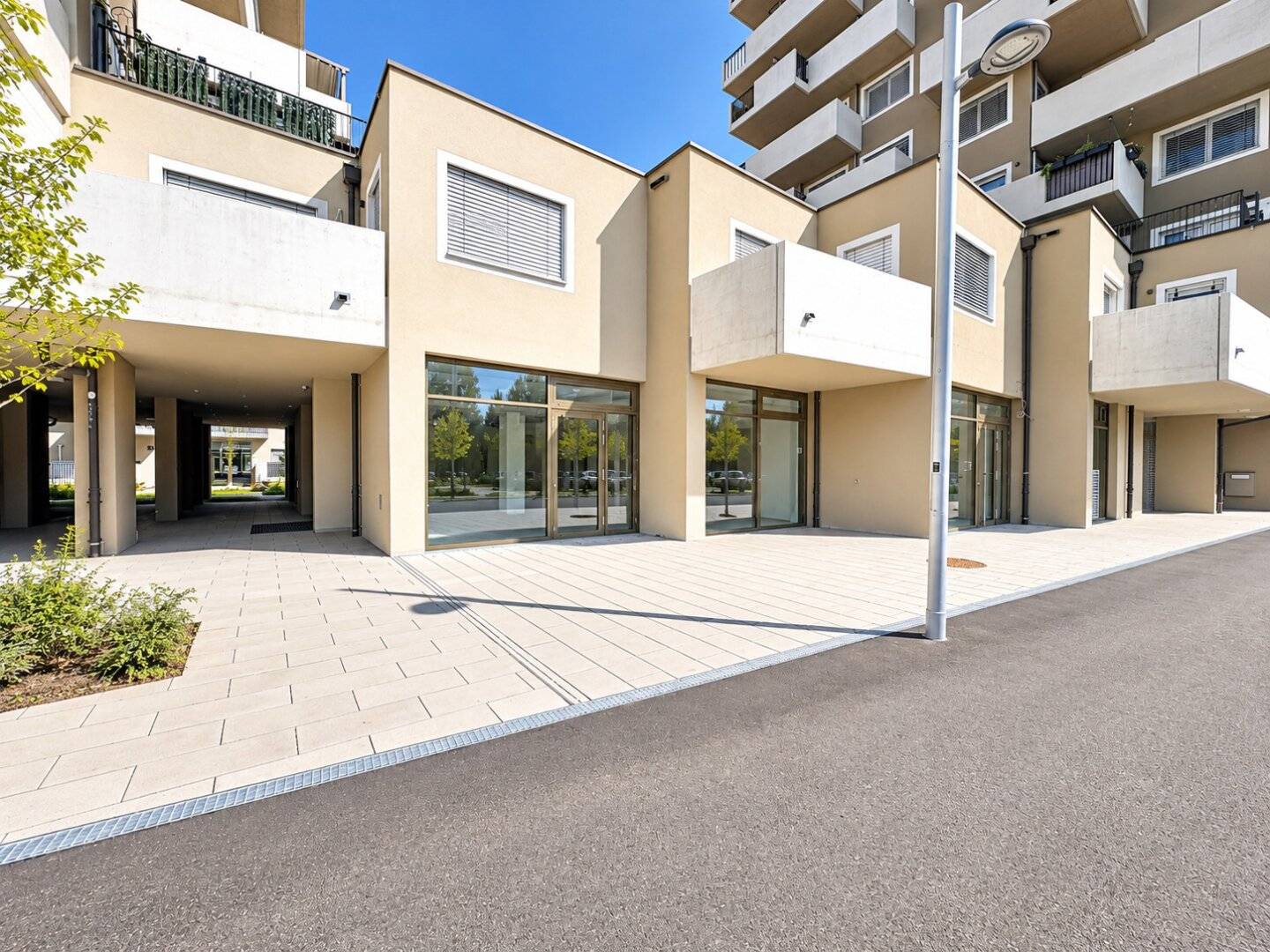 Commercial Space with Terrace at Badeteich Hirschstetten