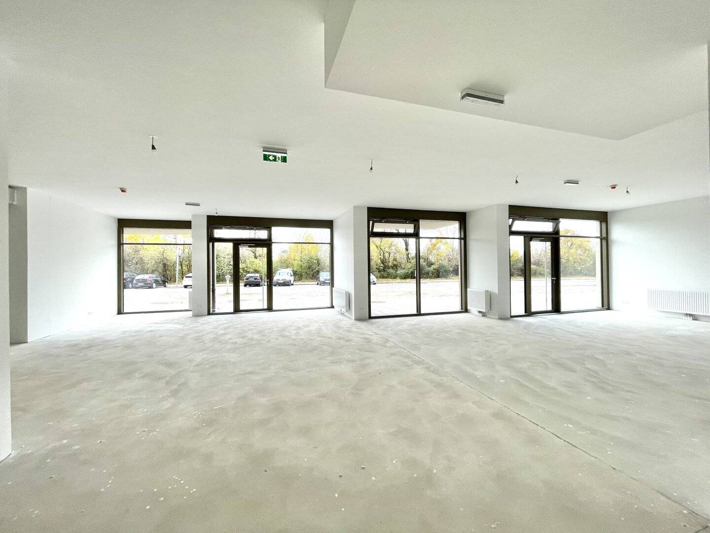 Commercial space with terrace at Badeteich Hirschstetten