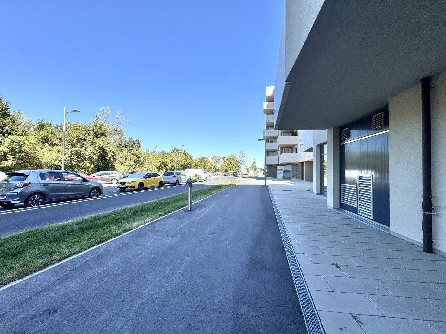 Commercial space with terrace at Badeteich Hirschstetten