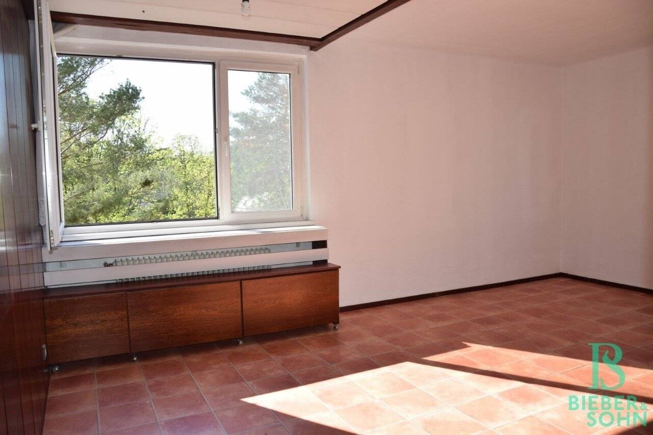 Sunny 2-room apartment in park complex including private parking Quiet location in park setting near Schönbrunner Schloßpark Wien 1120 Meidling 3. Etage 75 m² 1 Stellplatz 1 Keller 1 Bad 1 WC 5 Jahre befristet Miete netto 803 EUR Betriebskosten netto 251,60 EUR Heizung/Warmwasser netto 108,16 EUR Gesamtmiete 1.289,85 EUR Kaution 3.870 EUR Vermietervertretung durch Makler Bieber Immobilien GmbH