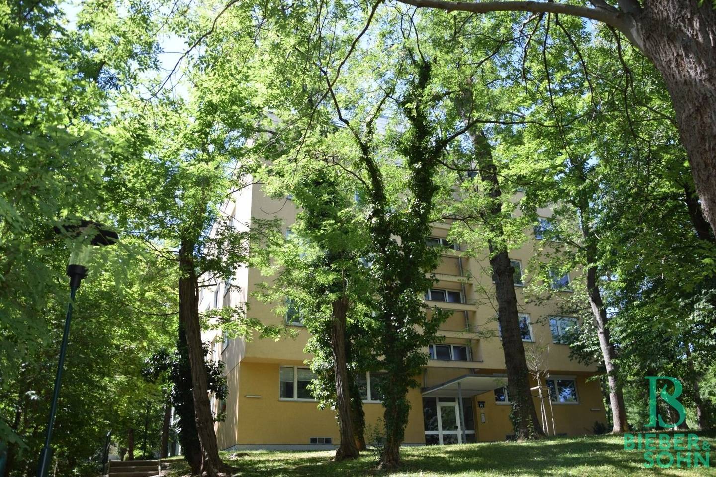 Sunny 2-room apartment in park complex including private parking Quiet location in park setting near Schönbrunner Schloßpark Wien 1120 Meidling 3. Etage 75 m² 1 Stellplatz 1 Keller 1 Bad 1 WC 5 Jahre befristet Miete netto 803 EUR Betriebskosten netto 251,60 EUR Heizung/Warmwasser netto 108,16 EUR Gesamtmiete 1.289,85 EUR Kaution 3.870 EUR Vermietervertretung durch Makler Bieber Immobilien GmbH