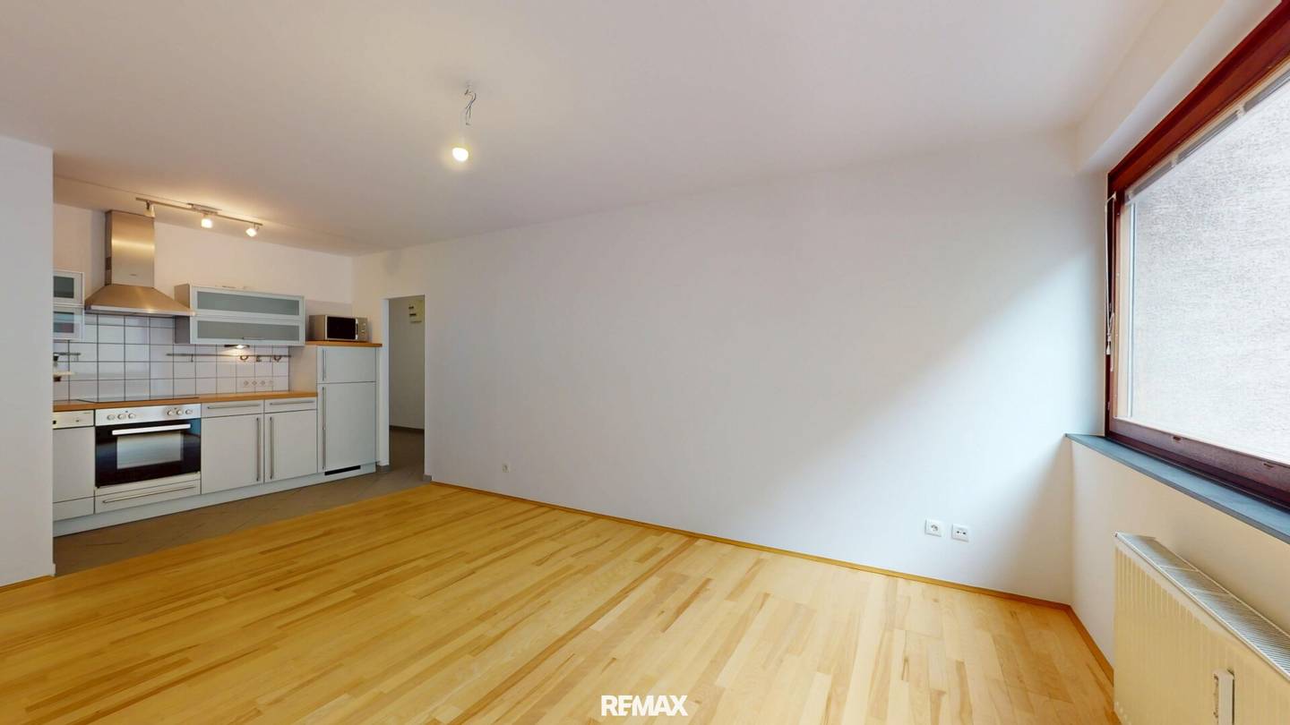 Central walk through two room apartment near U6 Bennoplatz