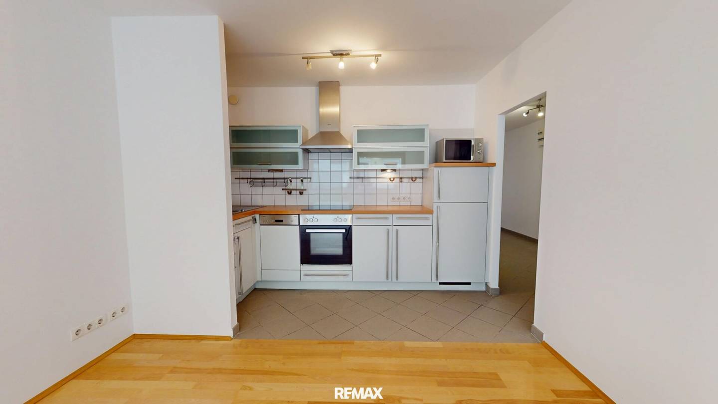 Central walk through two room apartment near U6 Bennoplatz