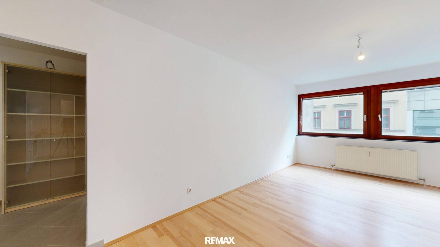 Central walk through two room apartment near U6 Bennoplatz