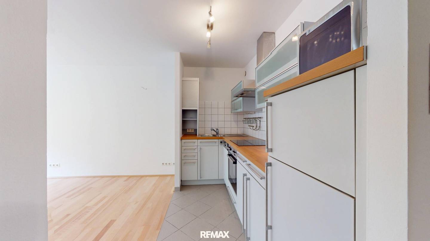 Central walk through two room apartment near U6 Bennoplatz