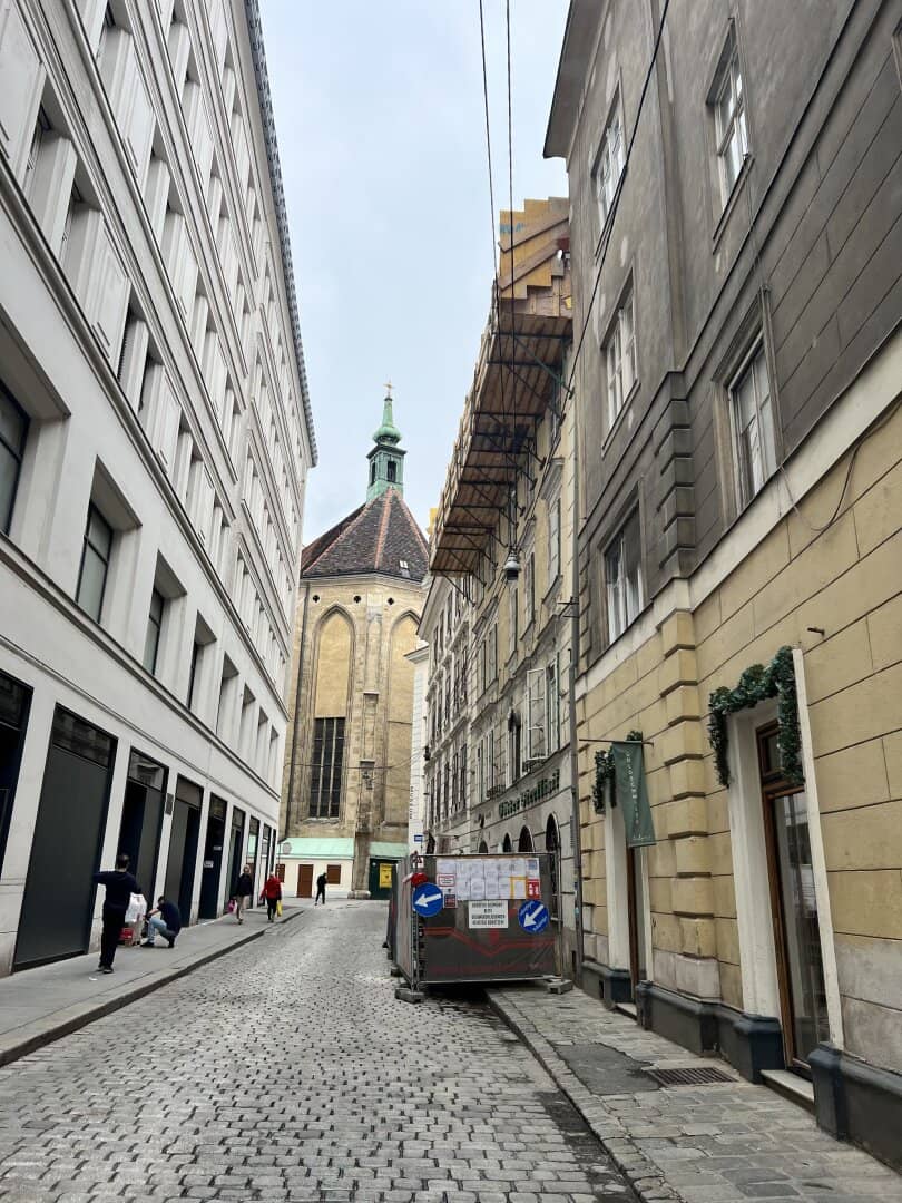 Commercial space in heritage-protected building near Graben