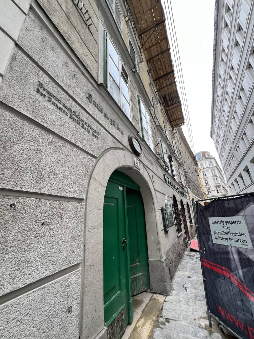 Commercial space in heritage-protected building near Graben