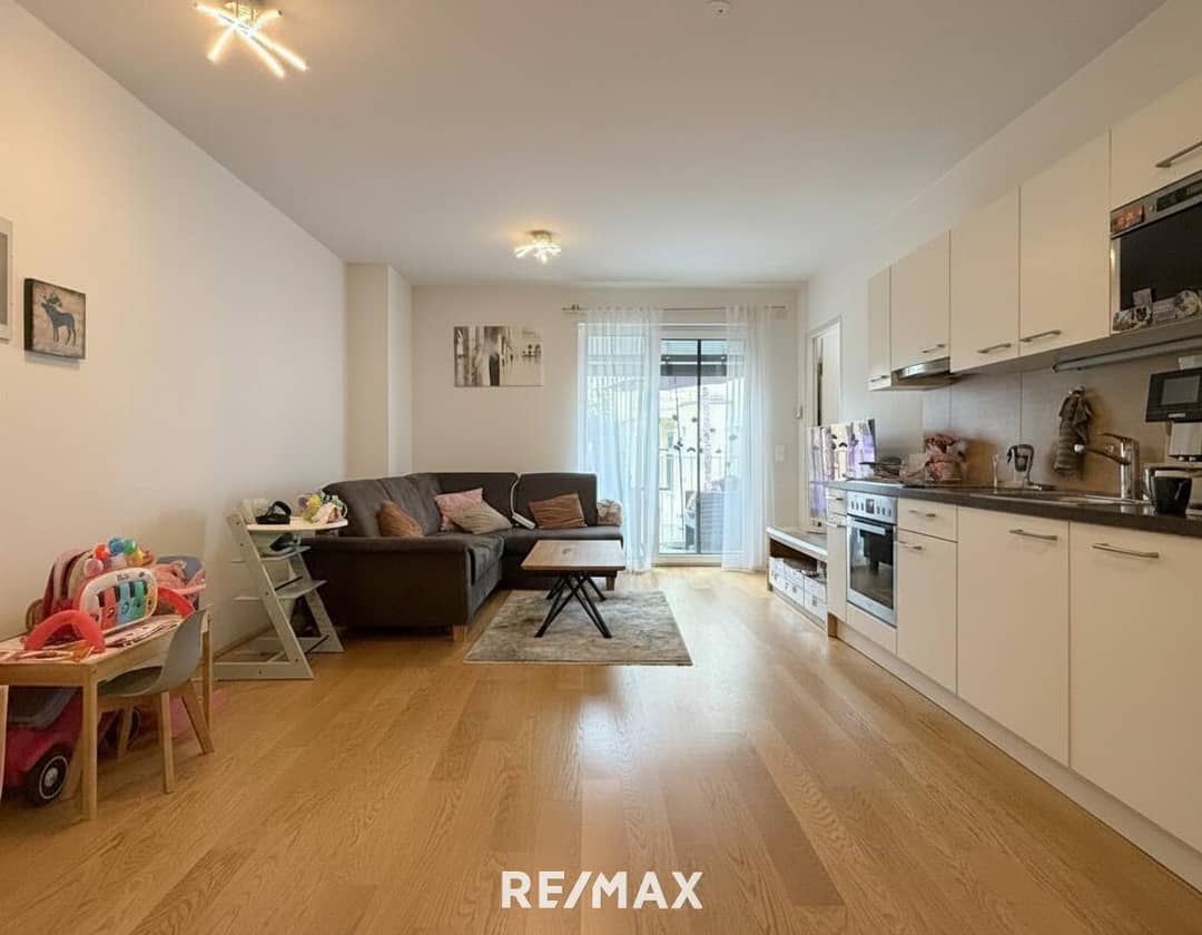Wohnzimmer mit offener Küche