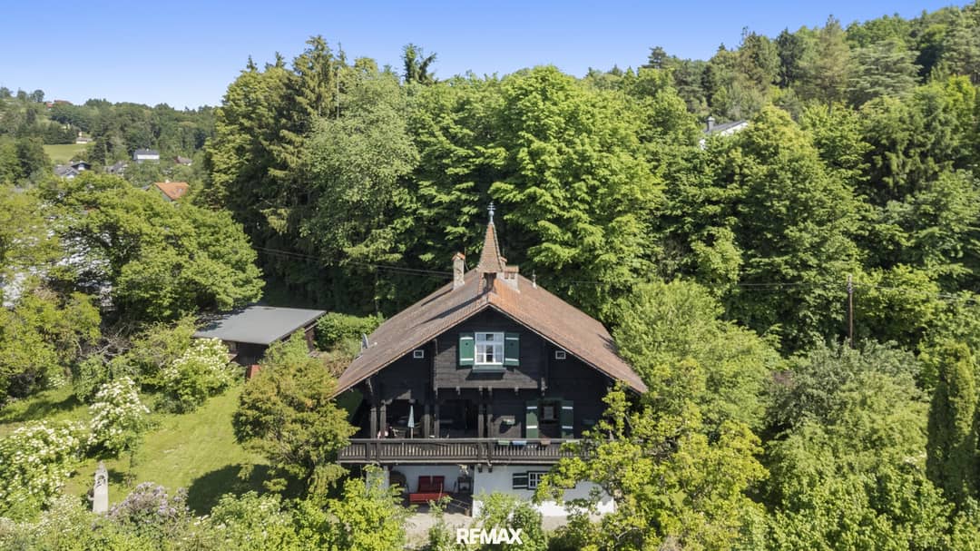 Landhaus aus 1909 mit überdachter Terrasse und großem Grundstück