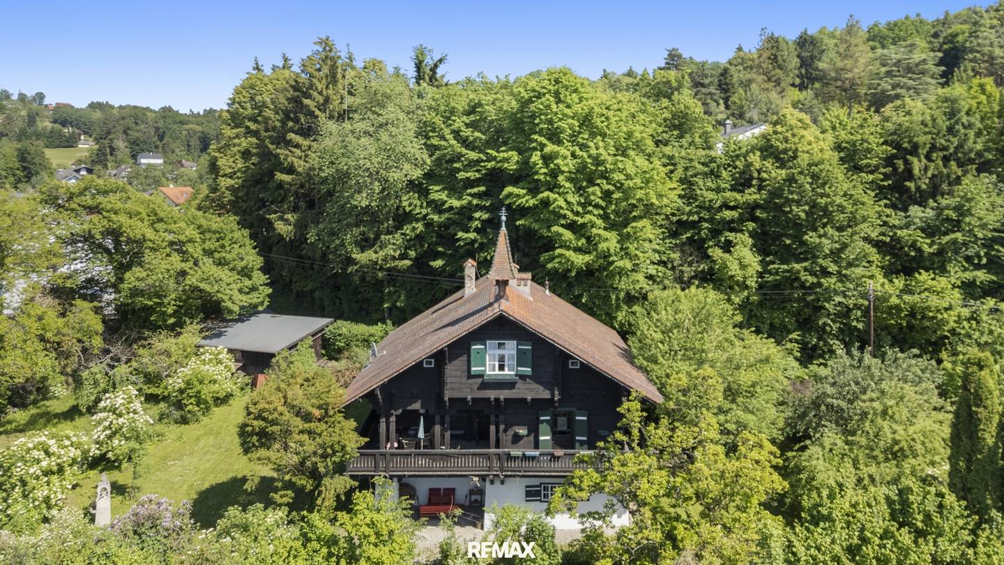 Landhaus aus 1909 mit überdachter Terrasse und großem Grundstück