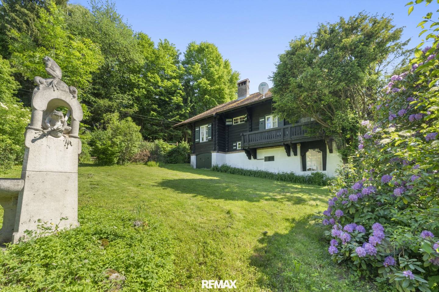 Landhaus aus 1909 mit überdachter Terrasse und großem Grundstück