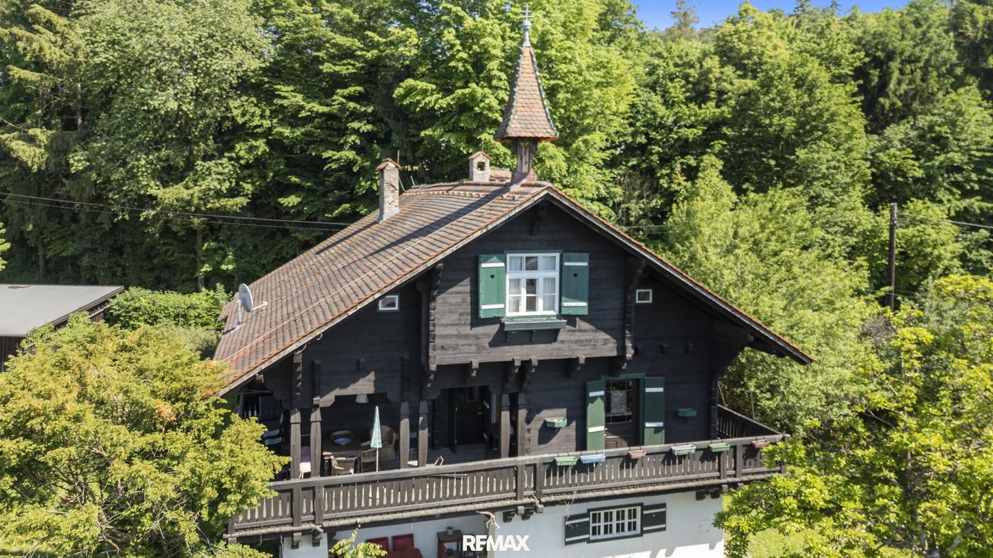 Landhaus aus 1909 mit überdachter Terrasse und großem Grundstück
