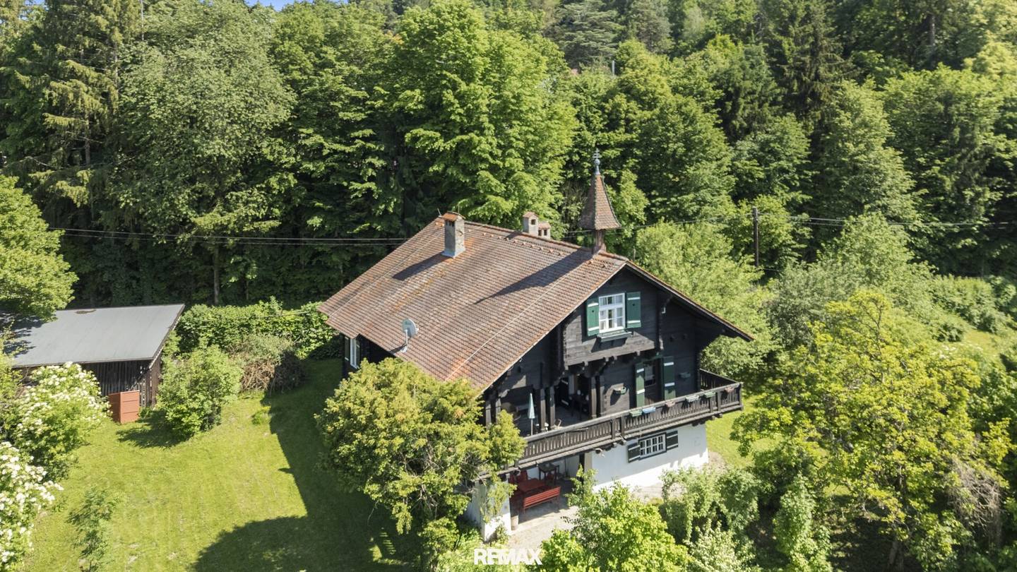 Landhaus aus 1909 mit überdachter Terrasse und großem Grundstück