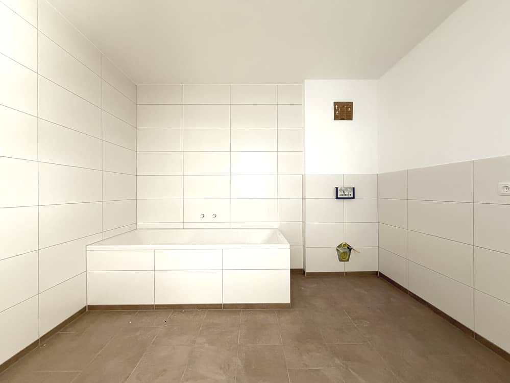 Badezimmer mit Dusche & Badewanne