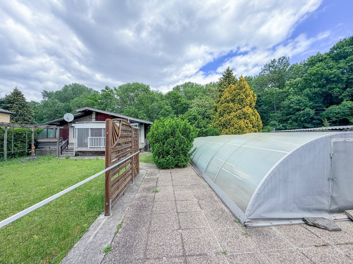 Charmantes Ferienhaus mit Garten und Pool in ruhiger Grünlage