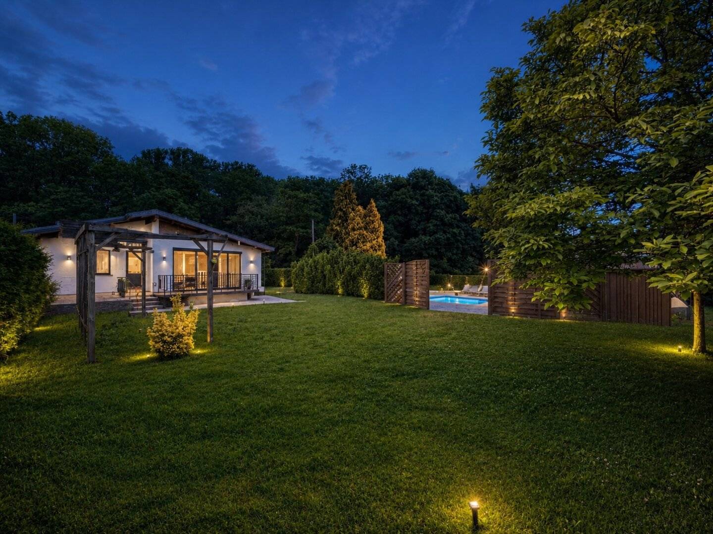 Charmantes Ferienhaus mit Garten und Pool in ruhiger Grünlage
