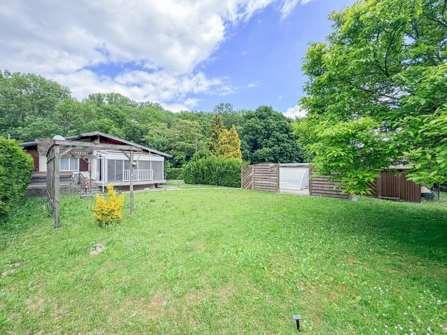 Charmantes Ferienhaus mit Garten und Pool in ruhiger Grünlage