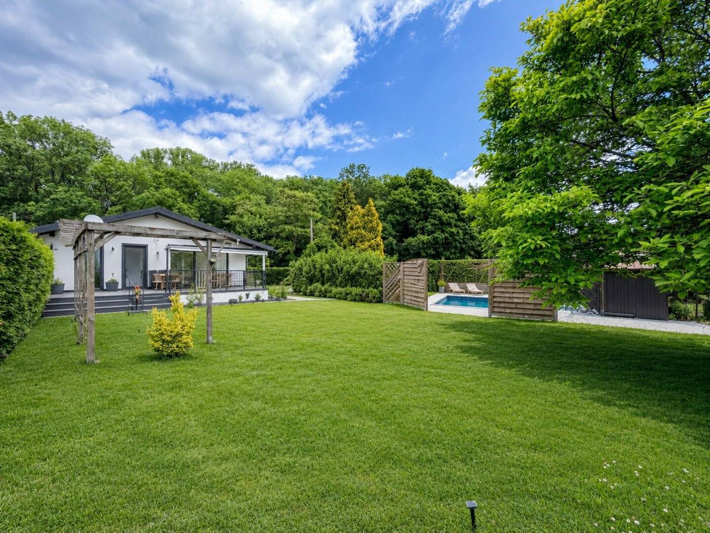 Charmantes Ferienhaus mit Garten und Pool in ruhiger Grünlage