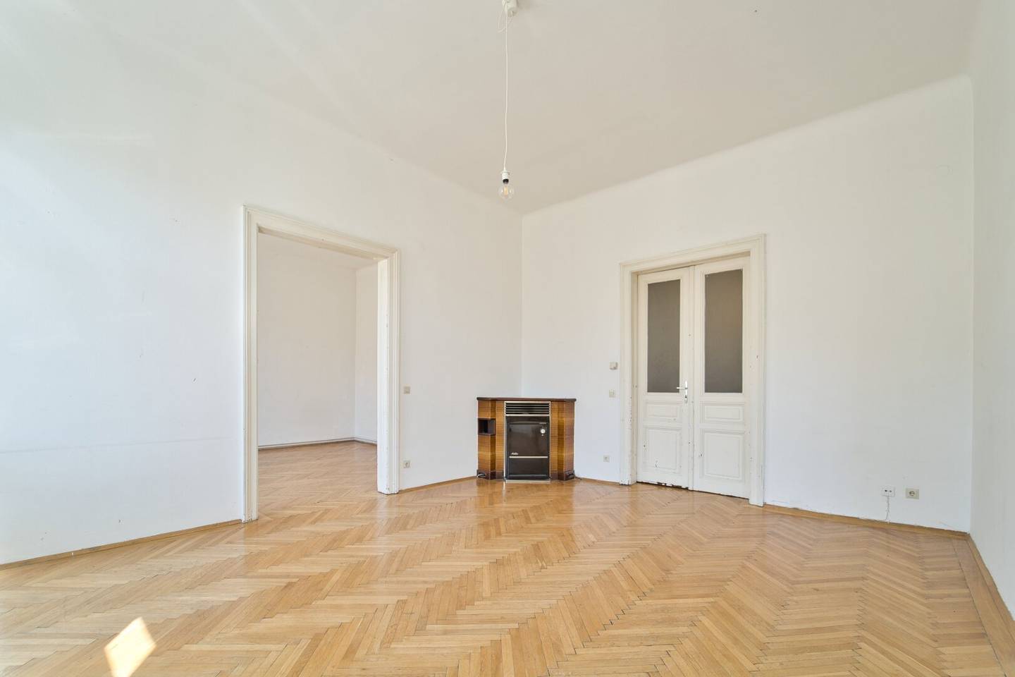 Wohnung historic charm high ceilings Westbahnhof