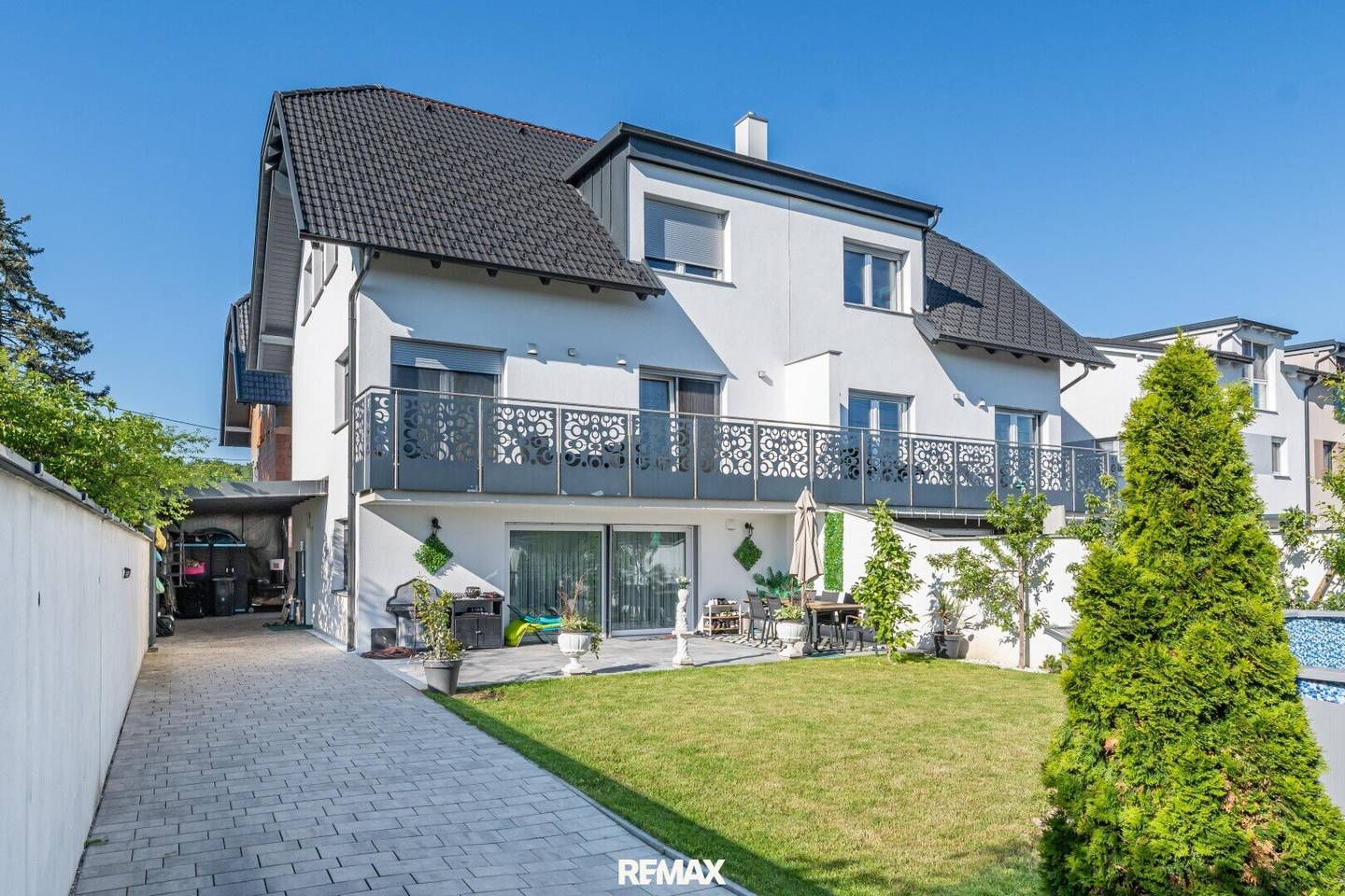 Modernes Niedrigenergiehaus mit Pool und Garten in Linz