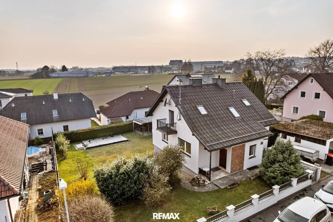 Sonniges Familienhaus mit Garten und Pool in Leonding