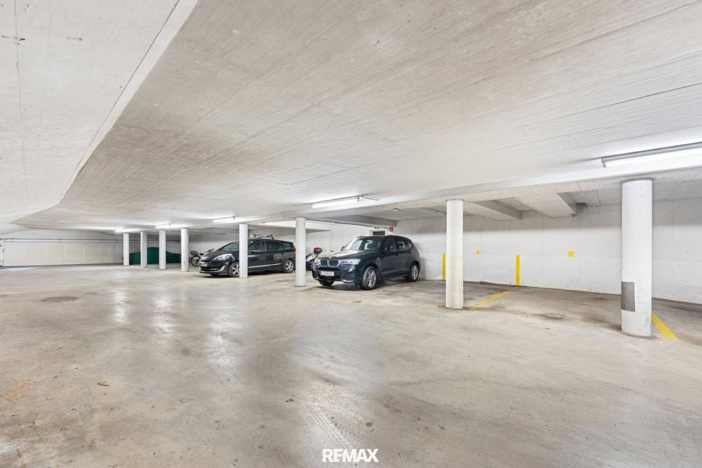 Tiefgaragenstellplatz mit elektrischem Tor in St. Magdalena