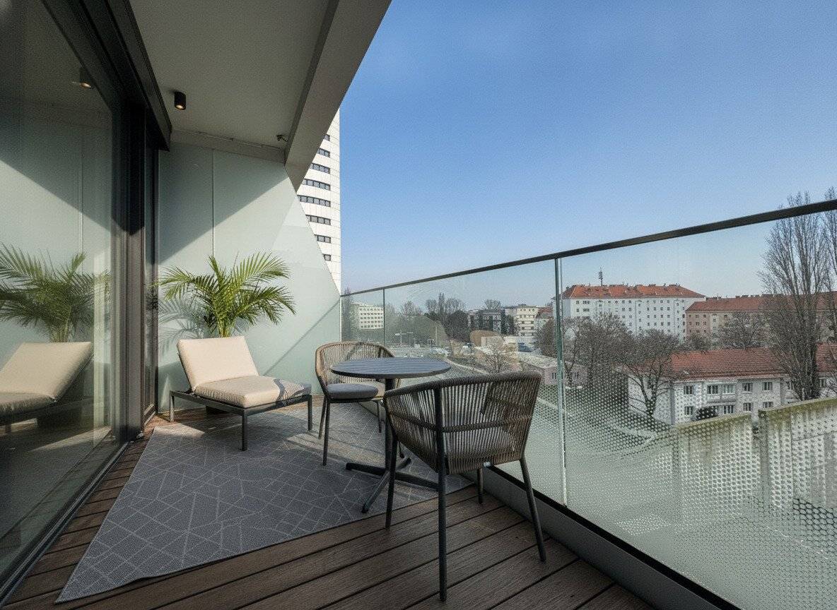 Moderne Wohnung mit Balkon und Blick auf die Neue Donau