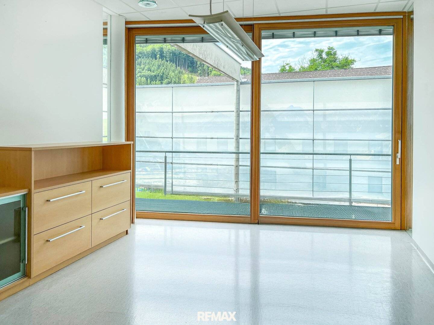 Bright Practice Room with Reception and Parking in Medical Center