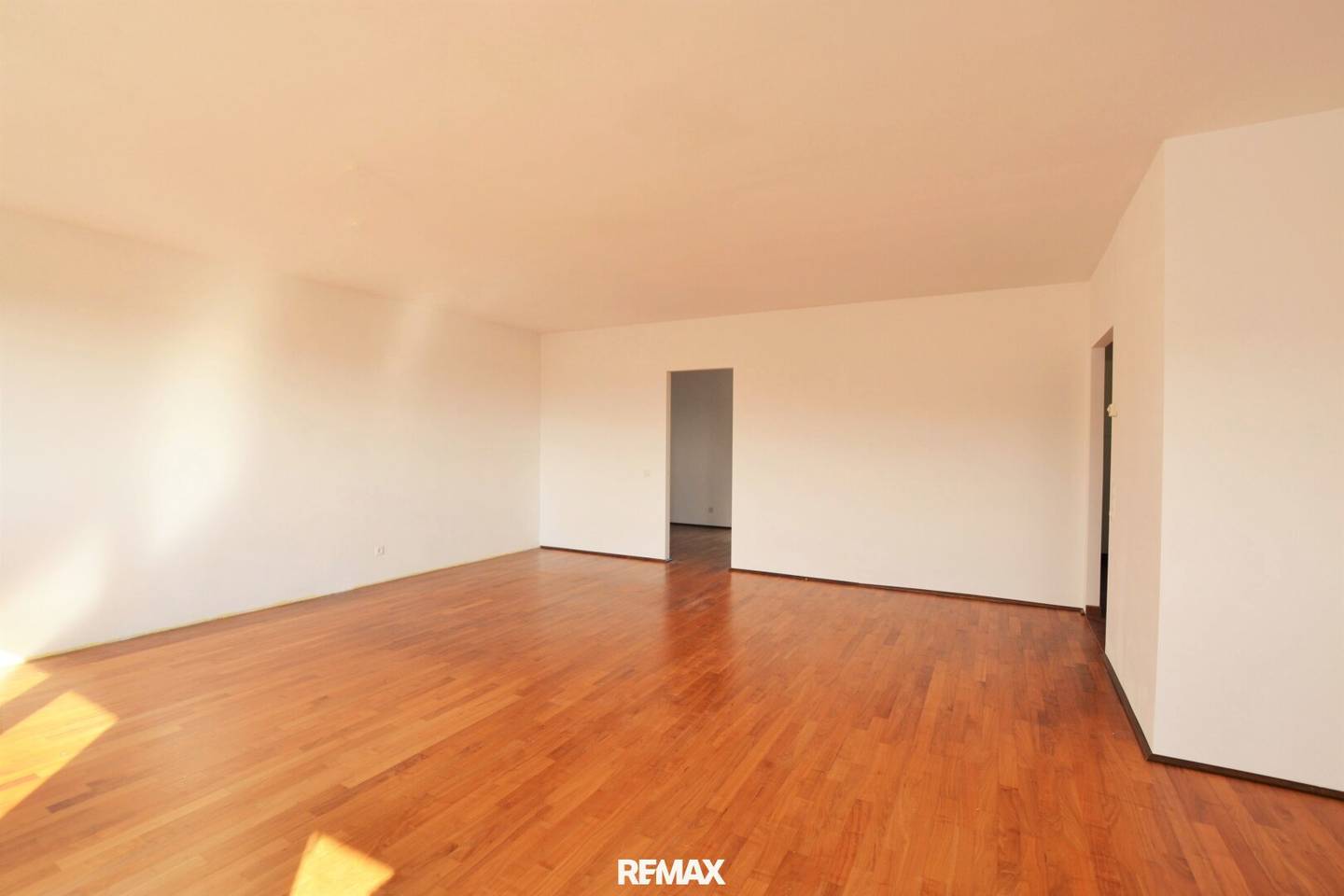 Top floor apartment with 3 terraces and stunning distant view green quiet location