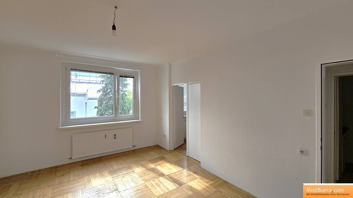 Apartment in green quiet location with parquet