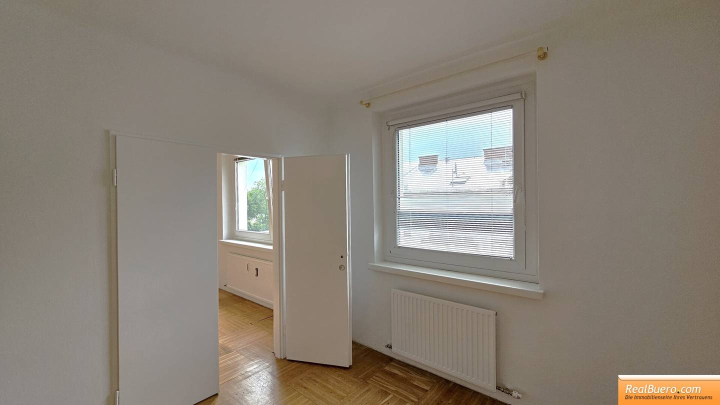 Apartment in green quiet location with parquet