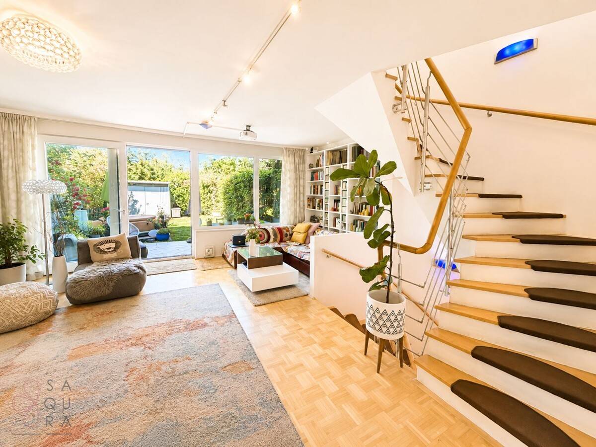 Charming mid-terrace house with sunny garden and convenient connections