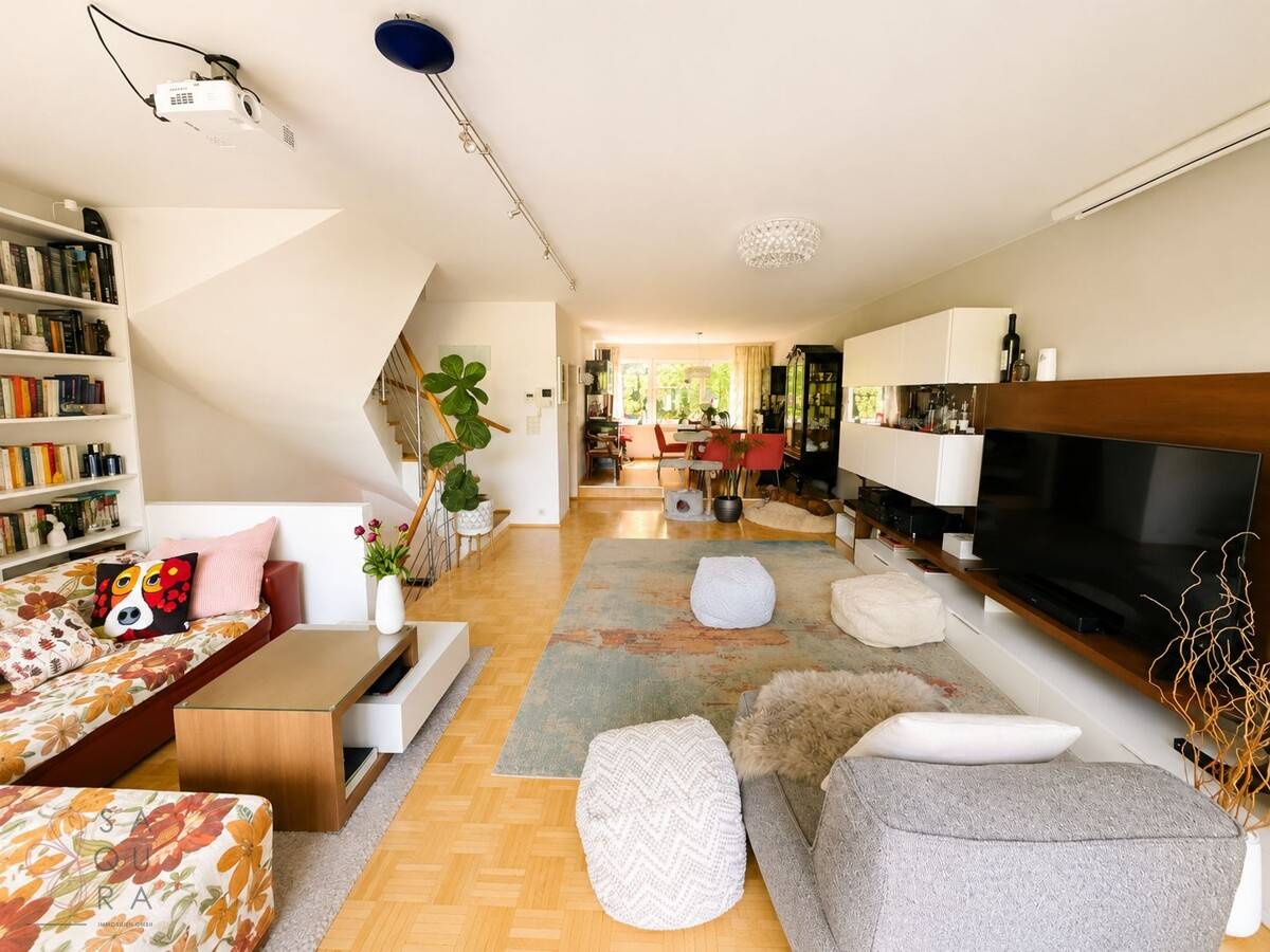 Charming mid-terrace house with sunny garden and convenient connections
